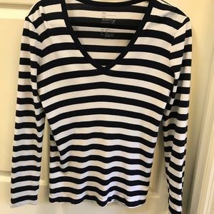 Bowery soft navy/white tee. M. V neck.  NICE!